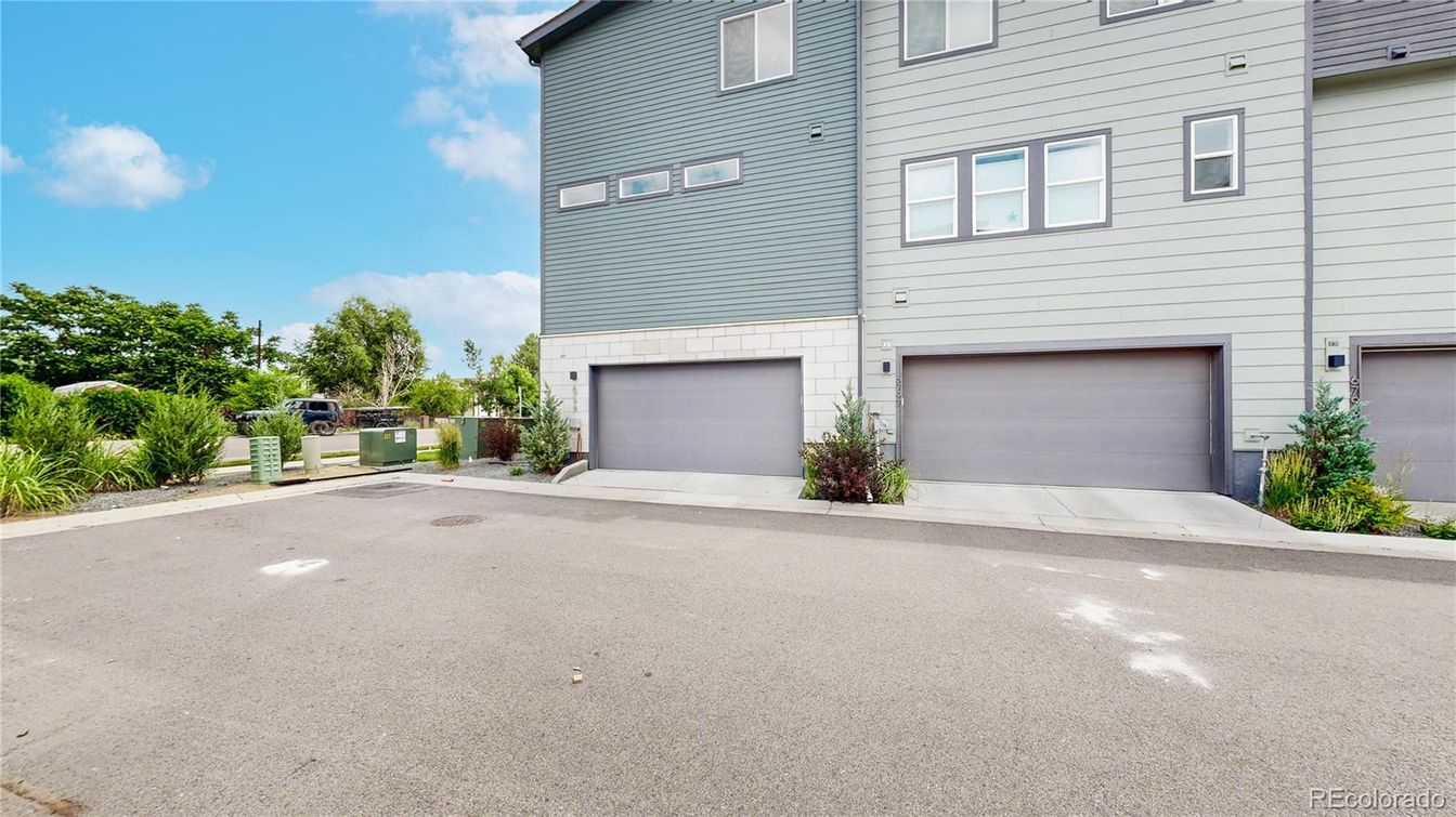 Attached, Exterior, Facade, Rowhouse