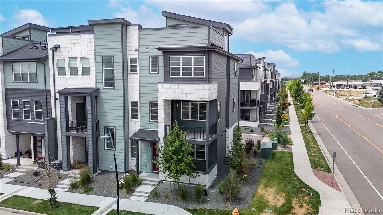 Exterior, Facade, Rowhouse