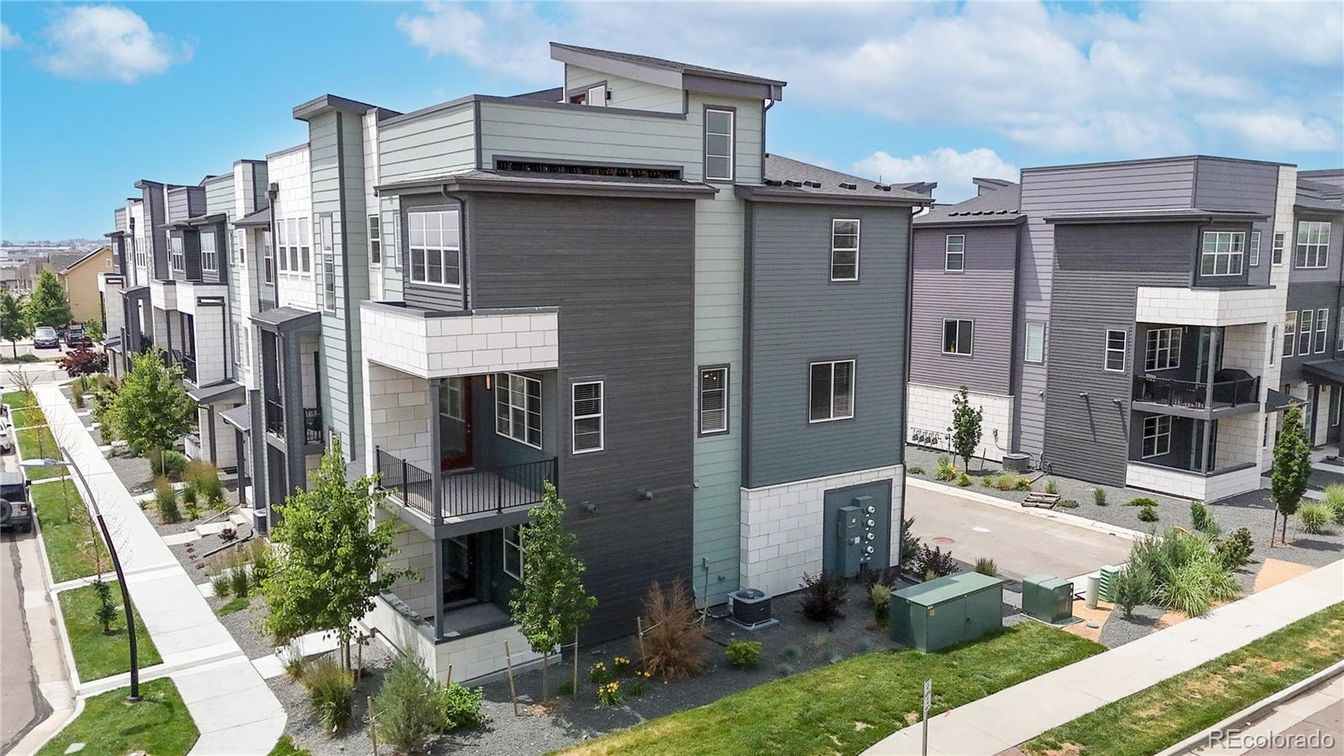 Exterior, Facade, Rowhouse