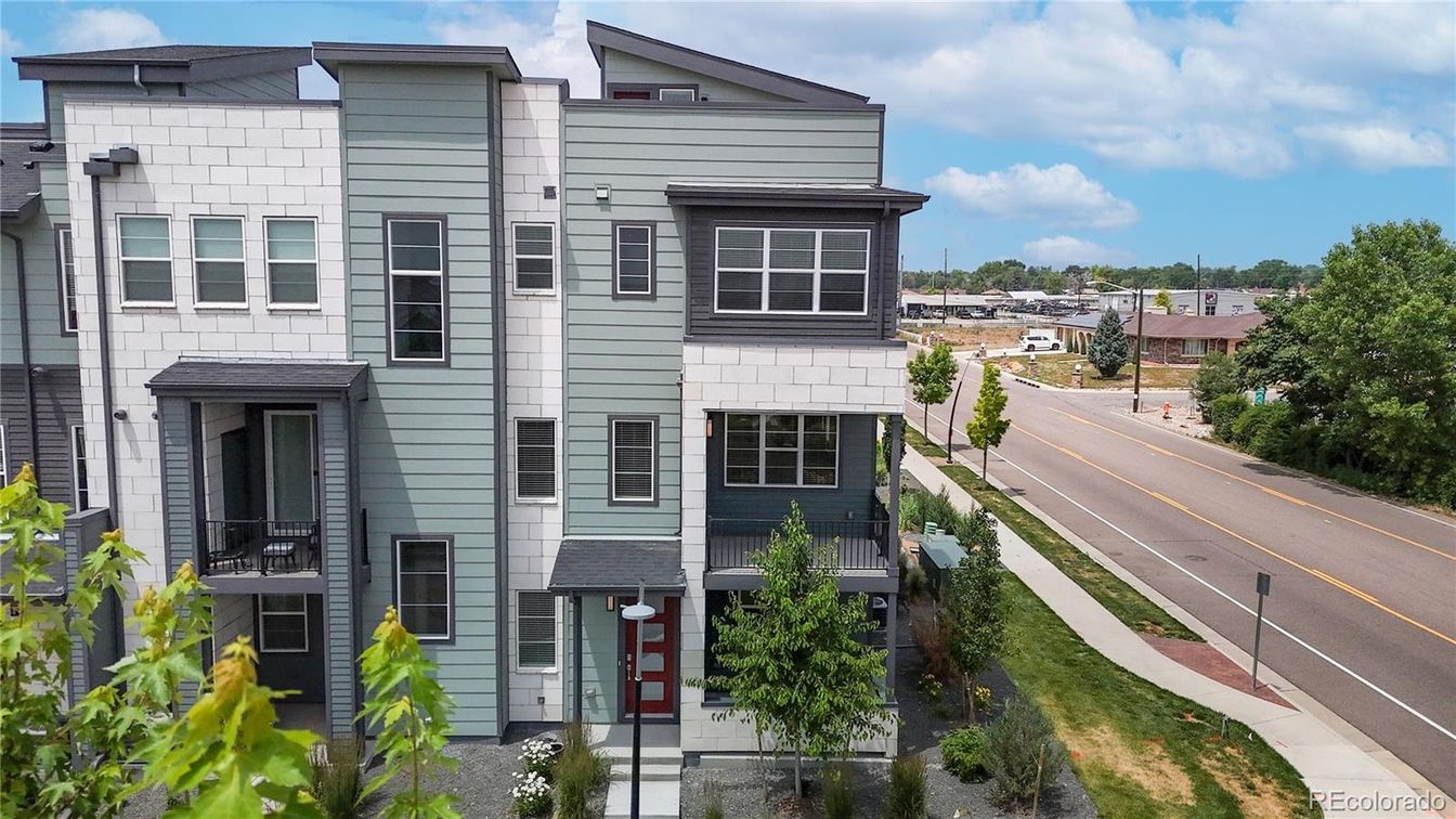 Exterior, Facade, Rowhouse