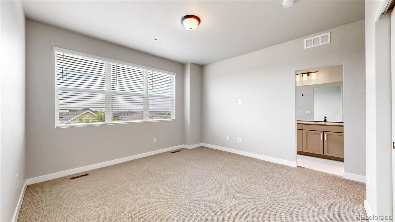 Empty room, Interior