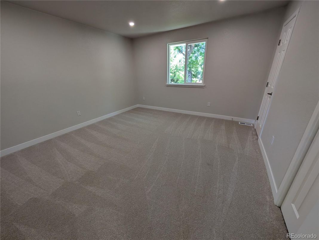 Empty room, Interior, Recessed Lighting