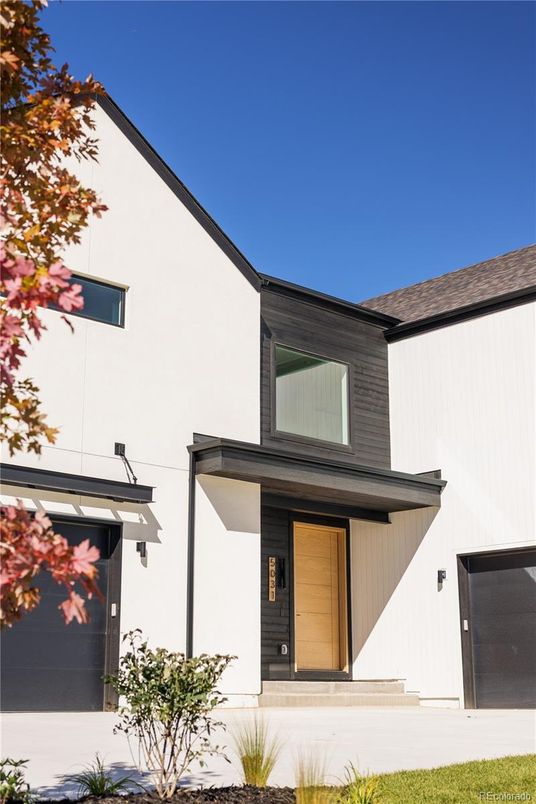 Exterior, Facade, Modern