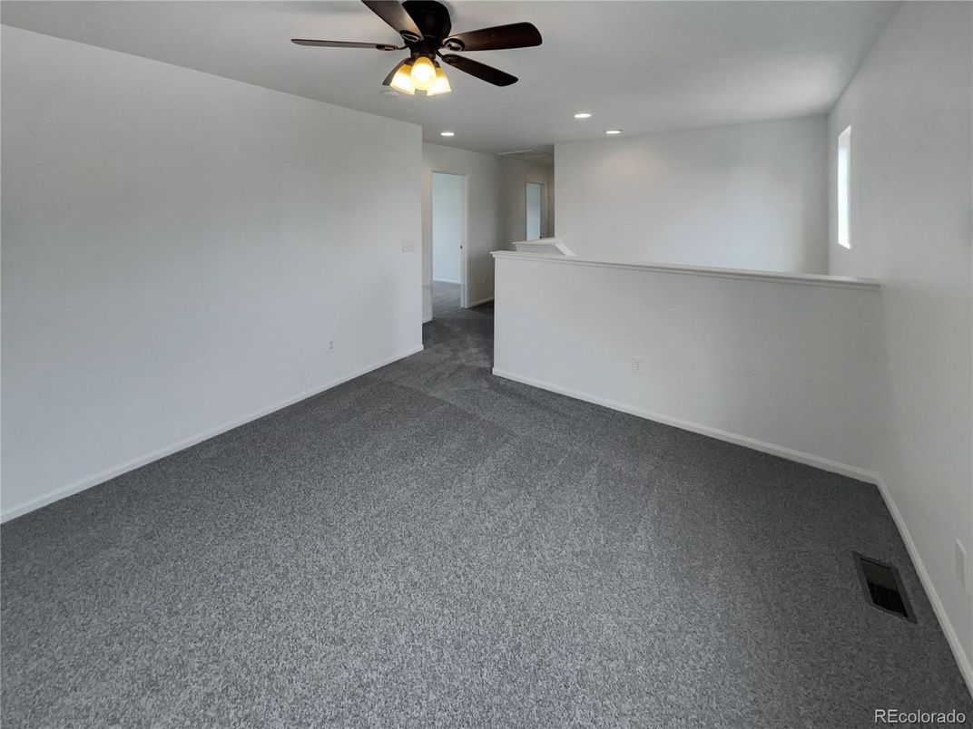 Empty room, Interior, Recessed Lighting