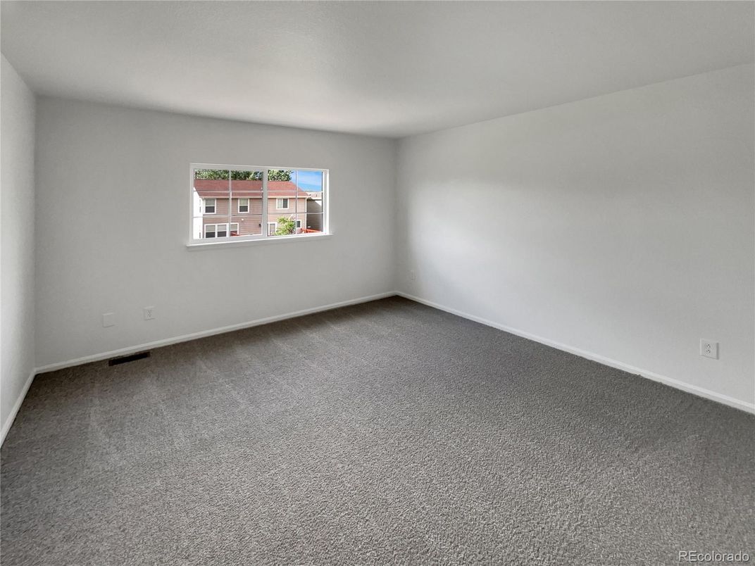 Empty room, Interior