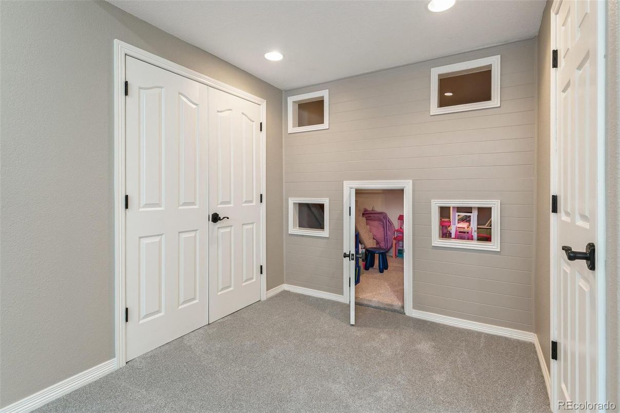 Empty room, Interior, Recessed Lighting