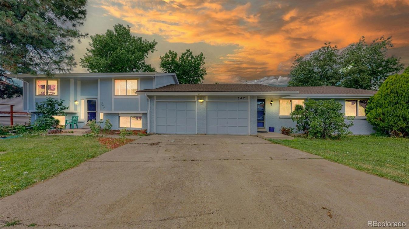 Attached, Exterior, Facade, Split Level