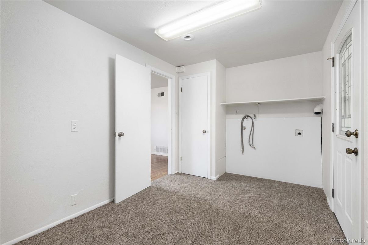 Empty room, Interior