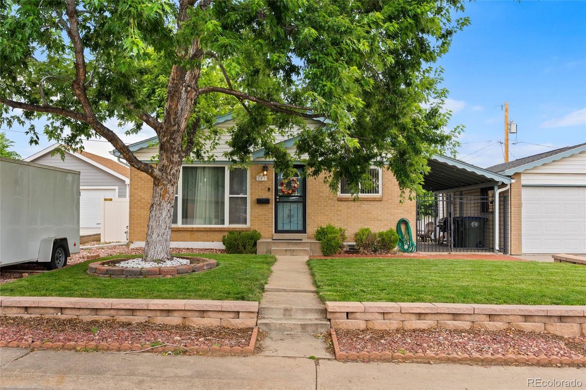 Exterior, Facade, Brick Facade, Ranch