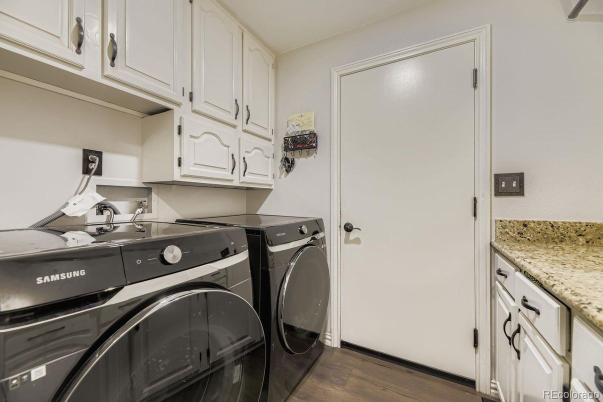 Interior, Washer, Wood Texture Flooring