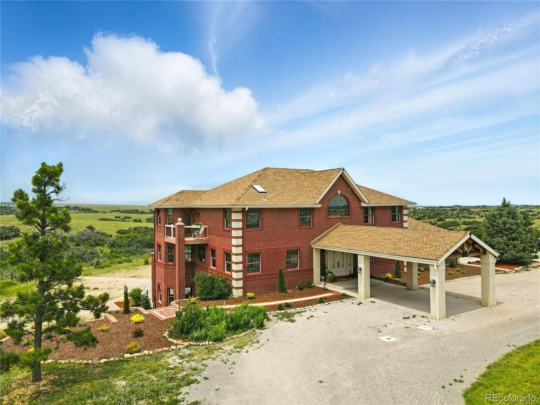 Exterior, Facade, Brick Facade, Log Home