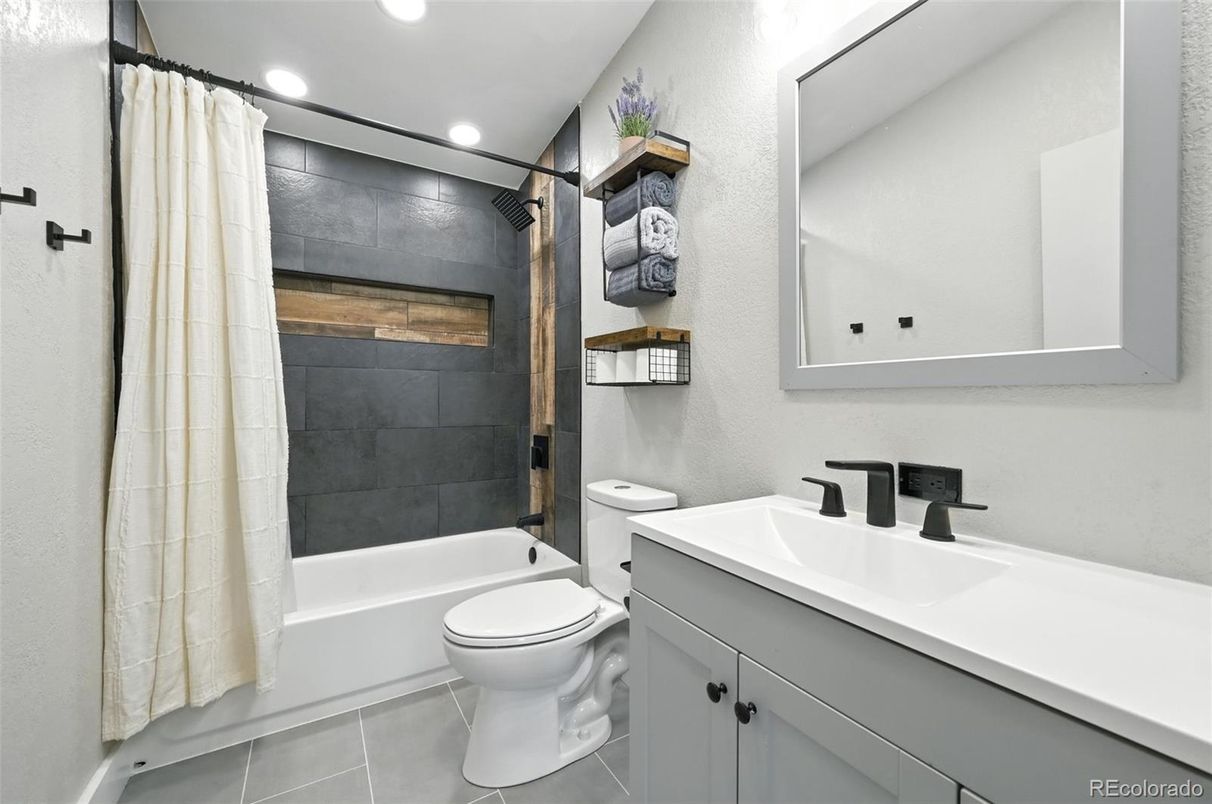 Bathroom, Interior, Recessed Lighting