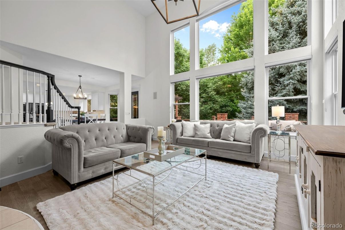Chandelier, Dining room, Interior, Living room, Pendant Lights, Wood Texture Flooring