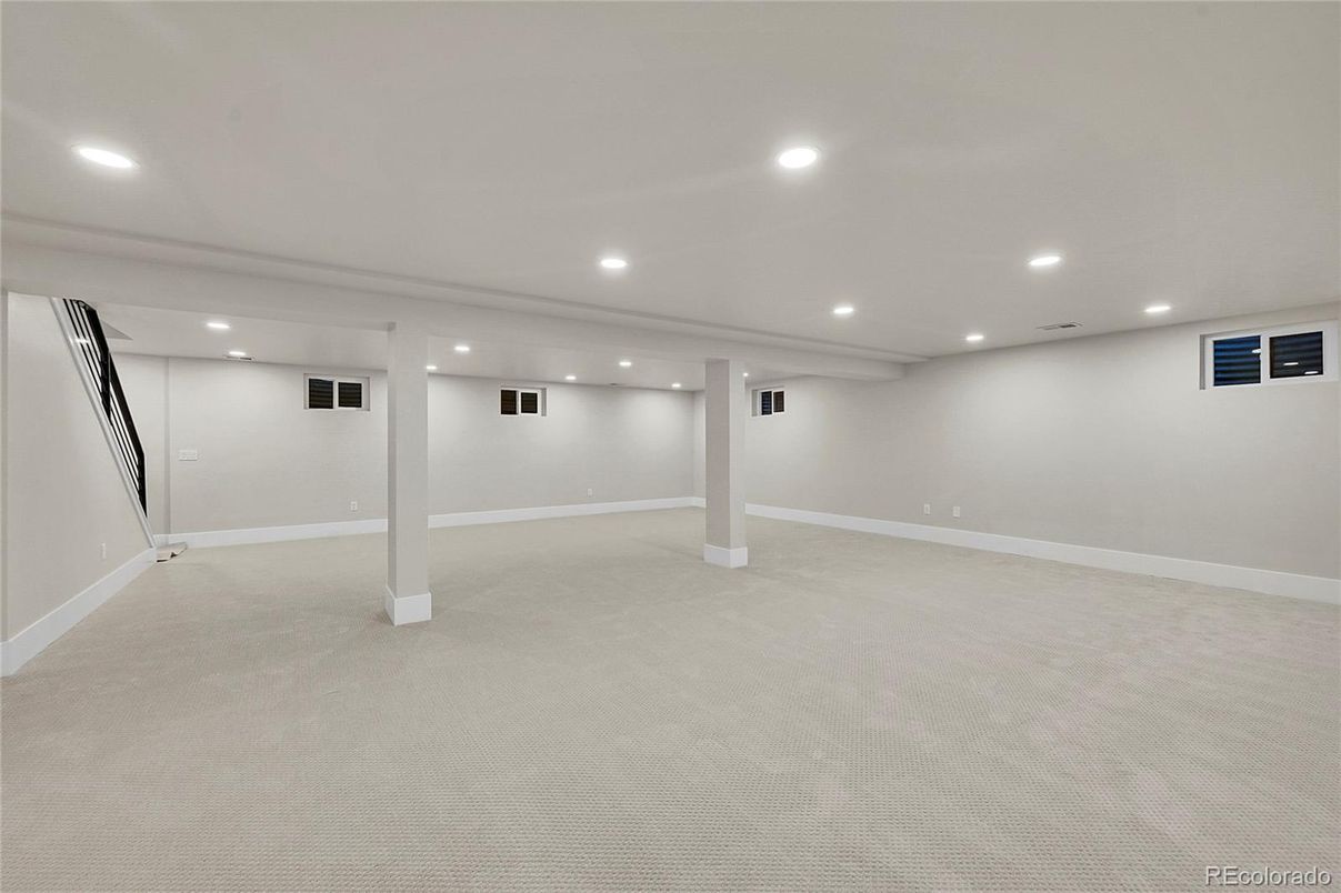 Empty room, Interior, Recessed Lighting