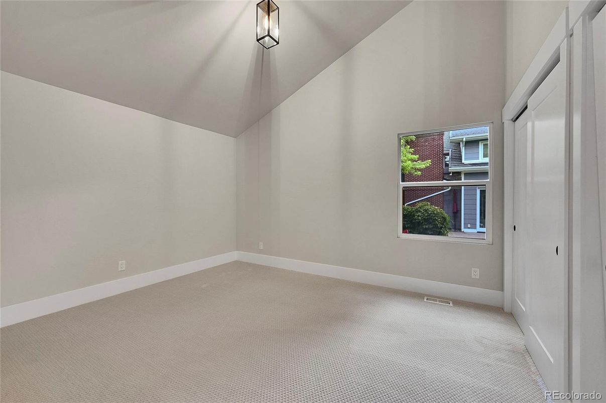 Empty room, Interior