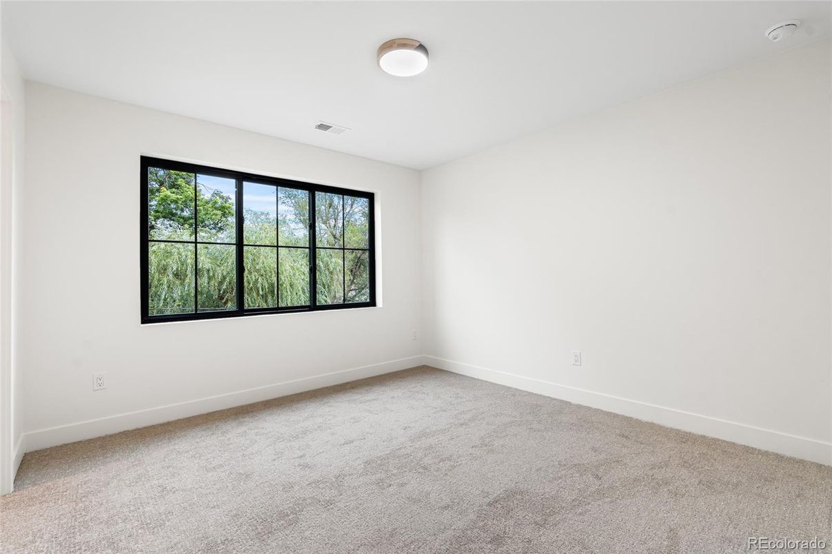 Empty room, Interior