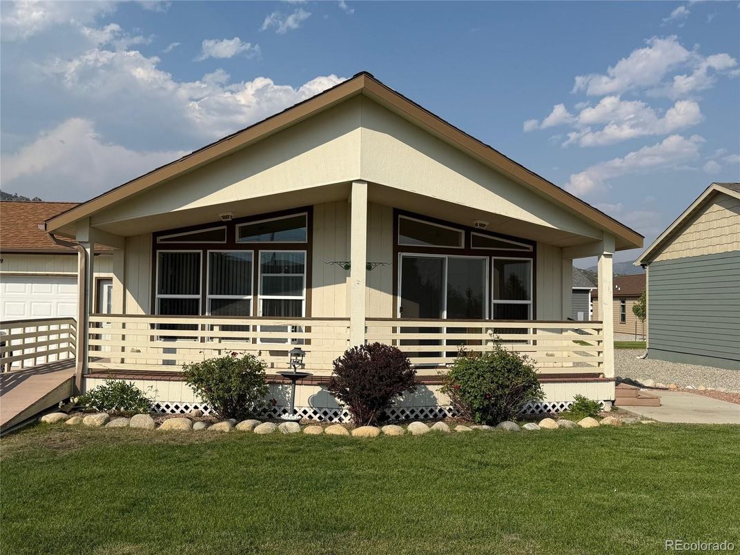Attached, Exterior, Facade, American Craftsman