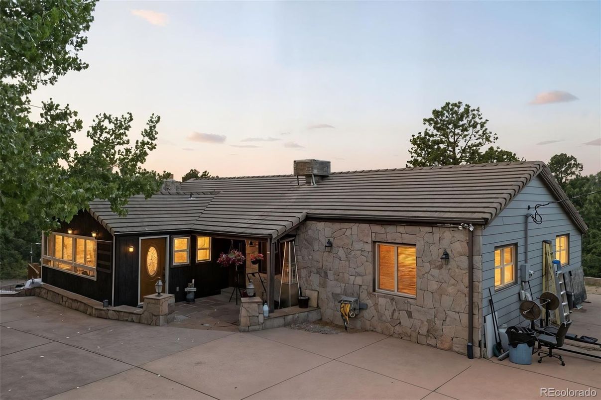 Backyard, Exterior, Facade, Ranch