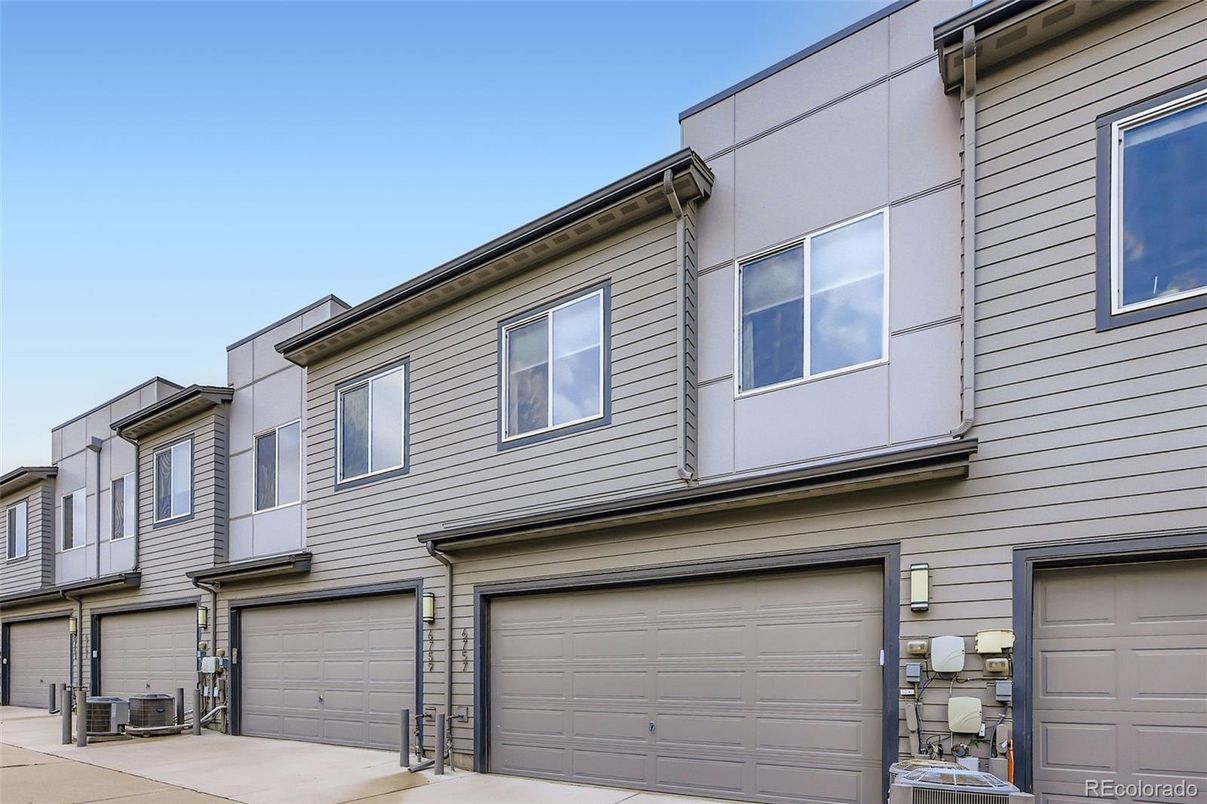 Attached, Exterior, Facade, Rowhouse