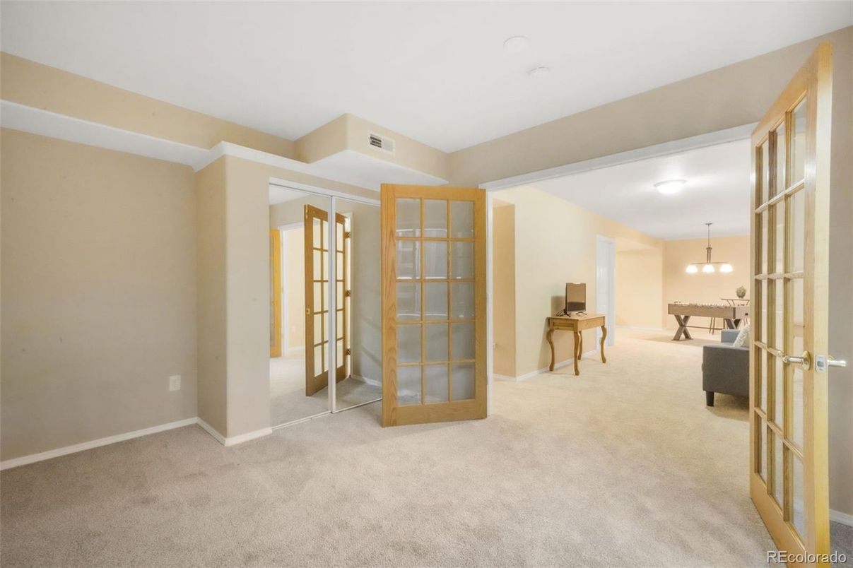 Empty room, Interior, Pendant Lights