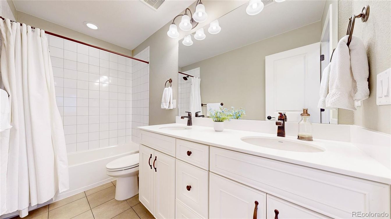 Bathroom, Dual Sink Vanities, Interior, Recessed Lighting