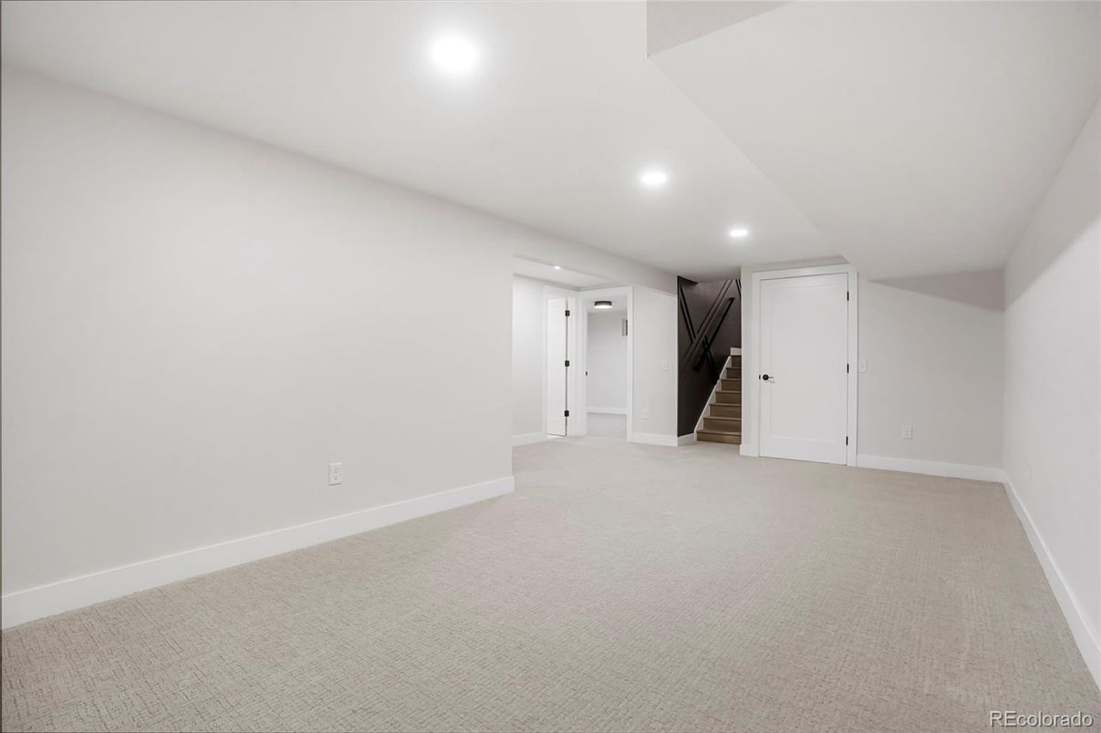 Empty room, Interior, Recessed Lighting