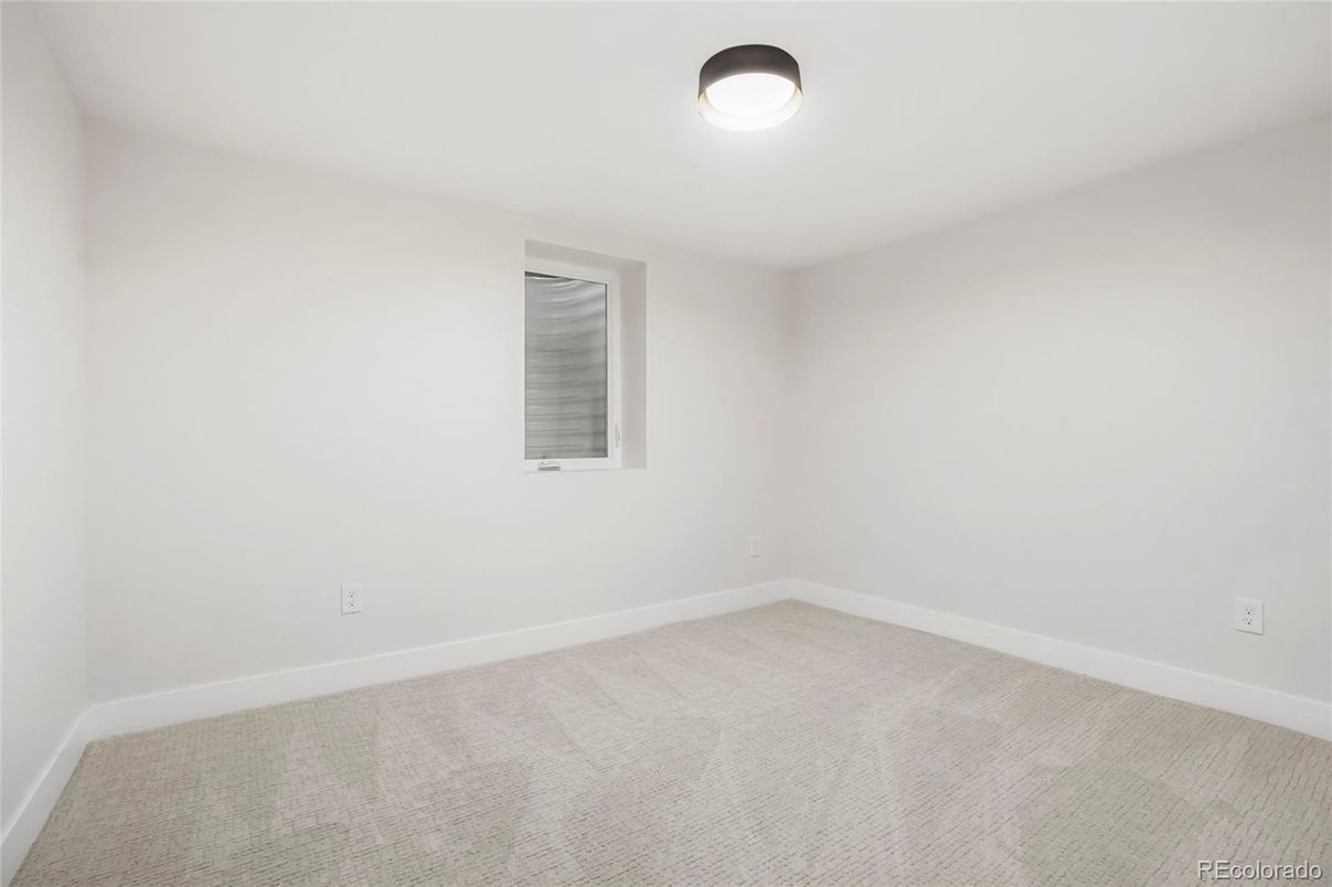 Empty room, Interior