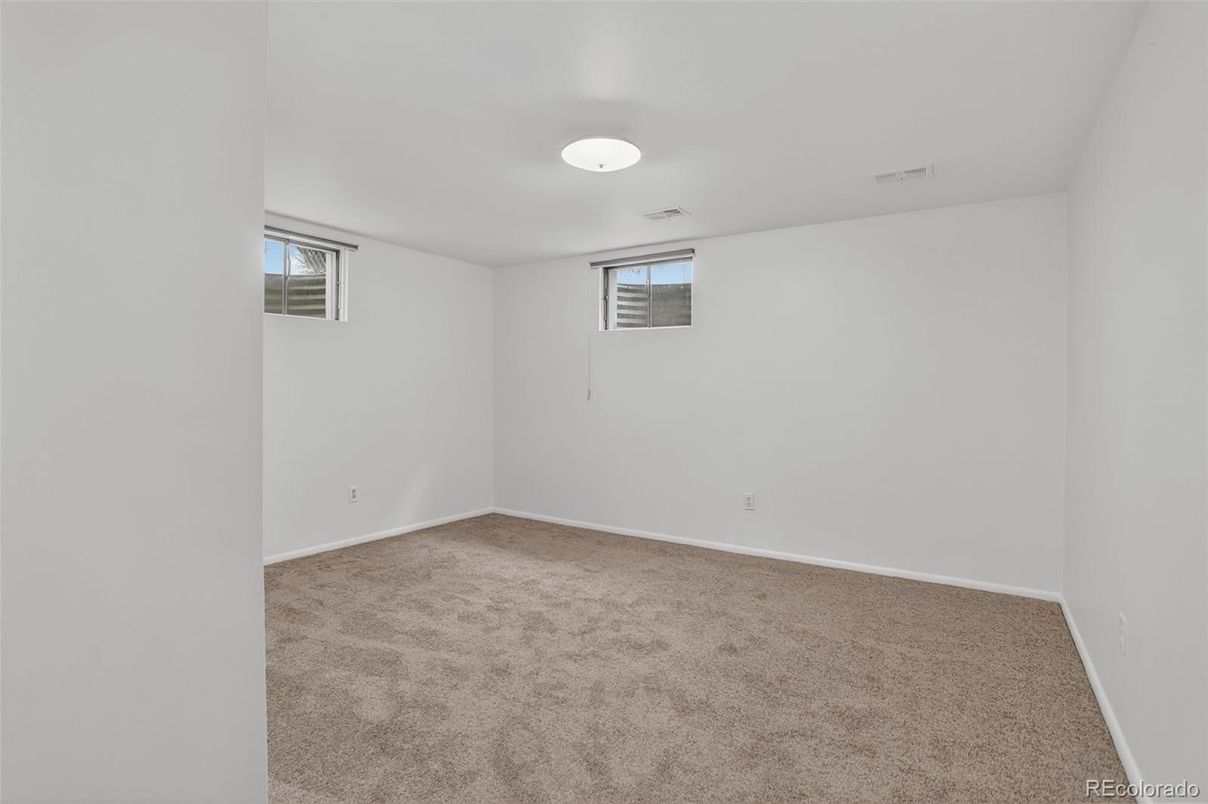 Empty room, Interior