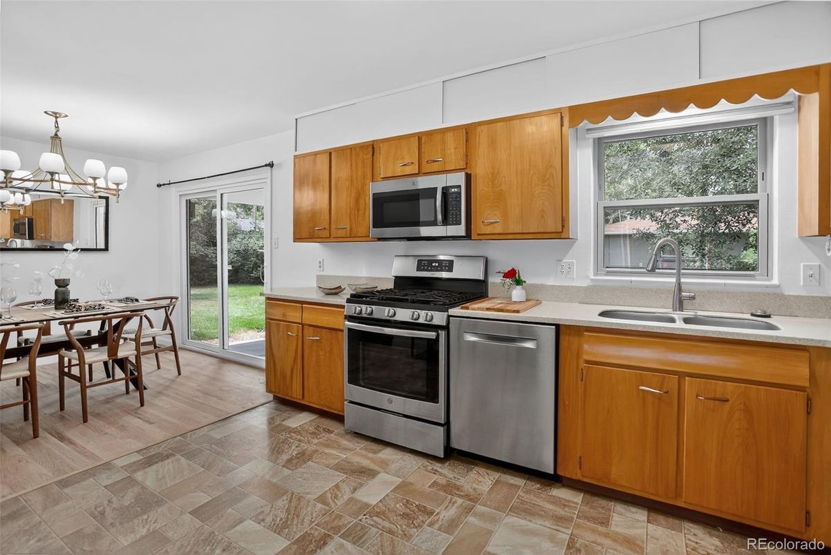 Chandelier, Dining room, Interior, Kitchen, Stainless Steel Appliances