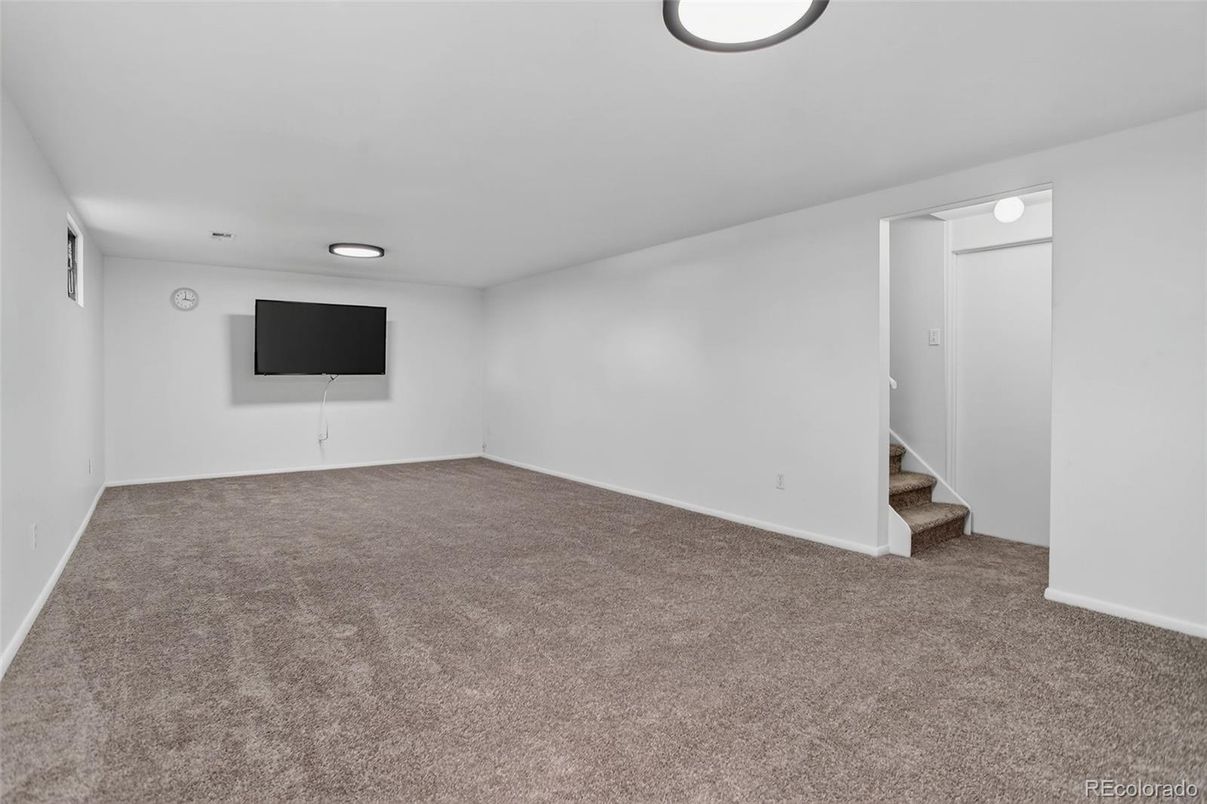 Empty room, Interior, Recessed Lighting