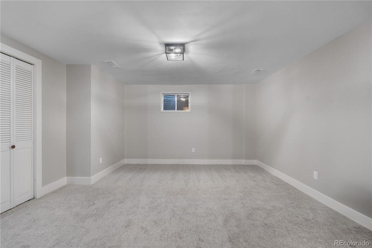 Empty room, Interior