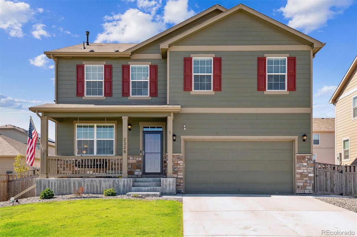 Attached, Exterior, Facade, American Craftsman