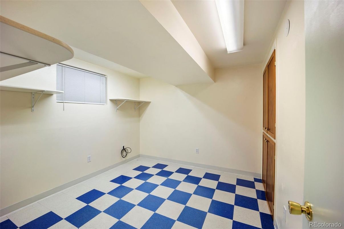 Empty room, Interior