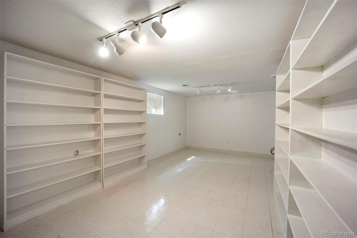 Empty room, Interior, Walk-in Closets