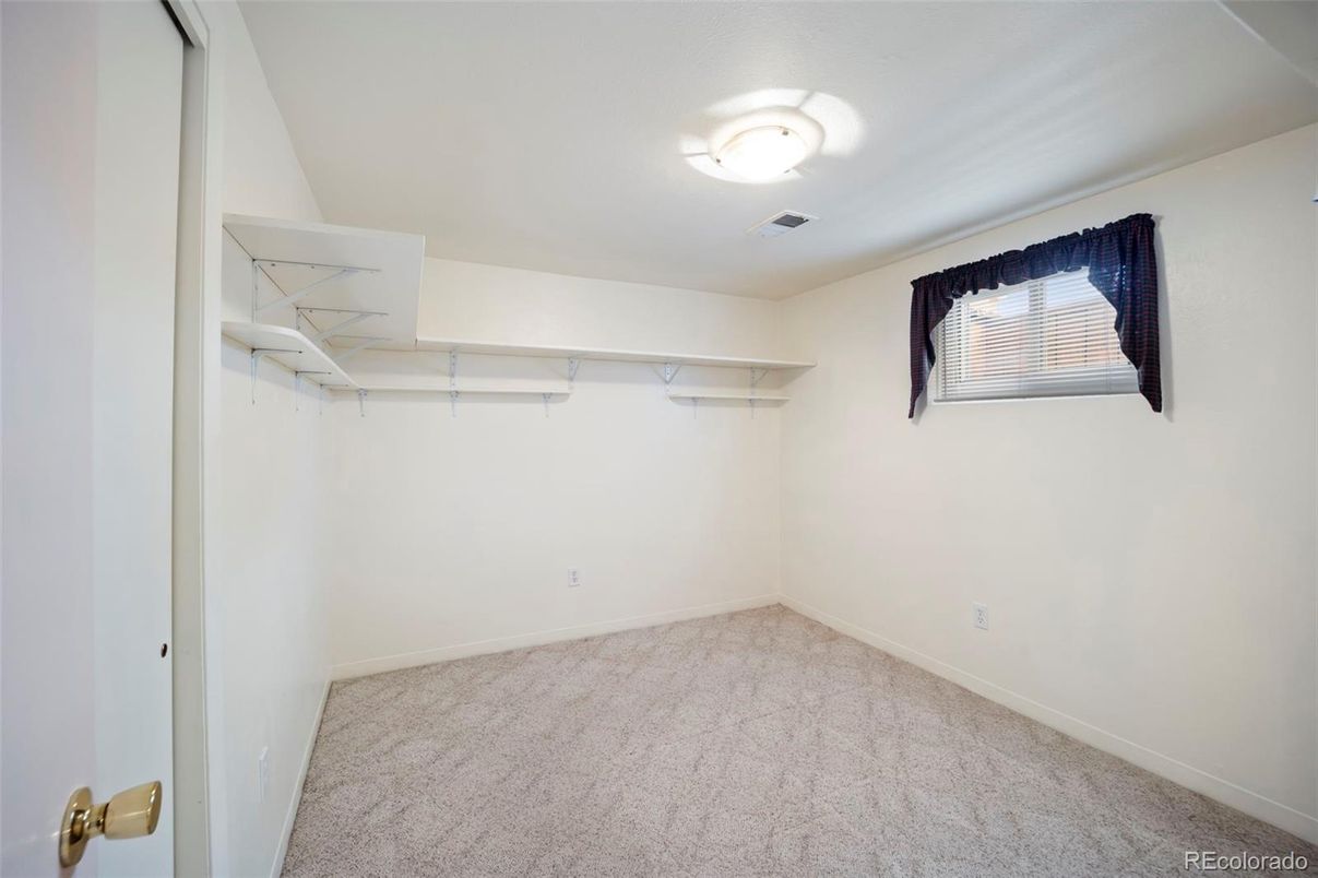 Empty room, Interior, Walk-in Closets