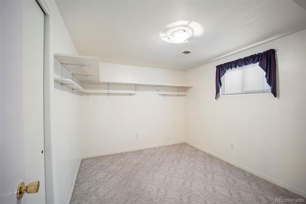 Empty room, Interior, Walk-in Closets