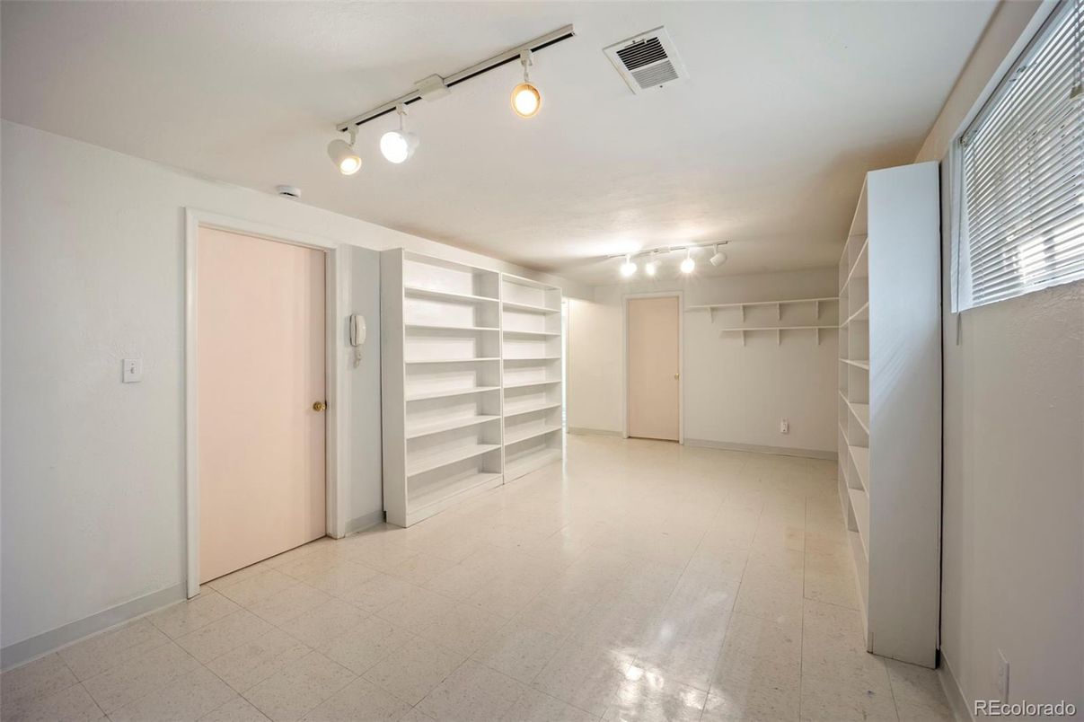 Empty room, Interior, Walk-in Closets
