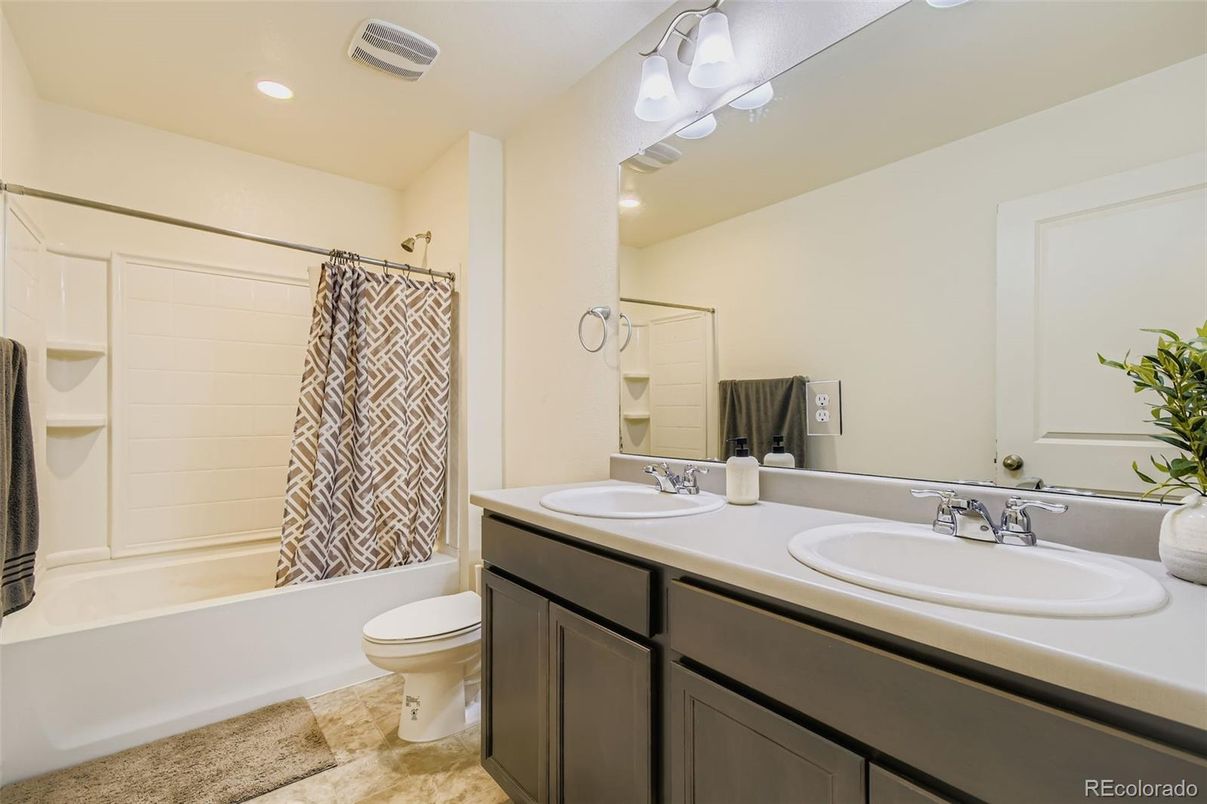 Bathroom, Dual Sink Vanities, Interior, Recessed Lighting