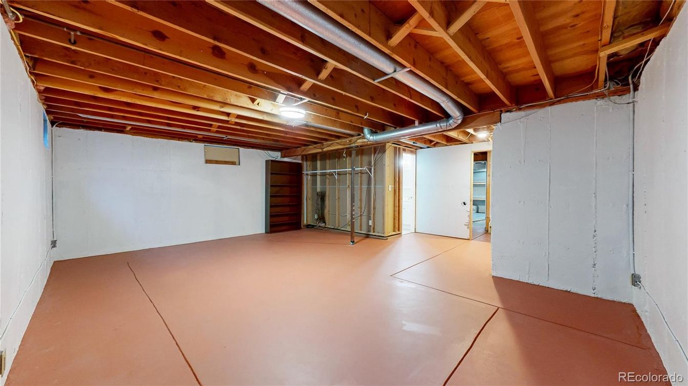 Empty room, Interior, Wooden Beams, Wooden Ceilings