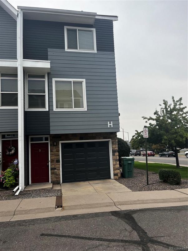 Attached, Exterior, Facade, Rowhouse