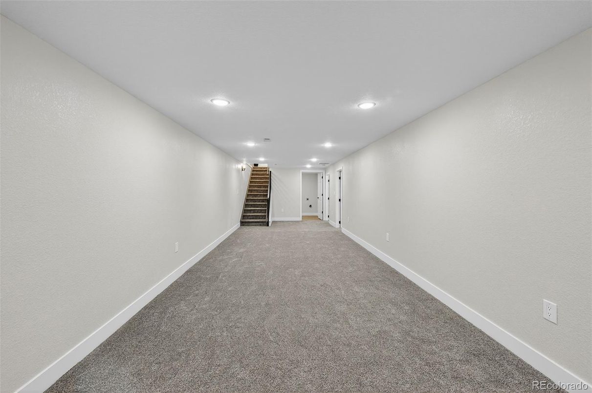 Empty room, Interior, Recessed Lighting