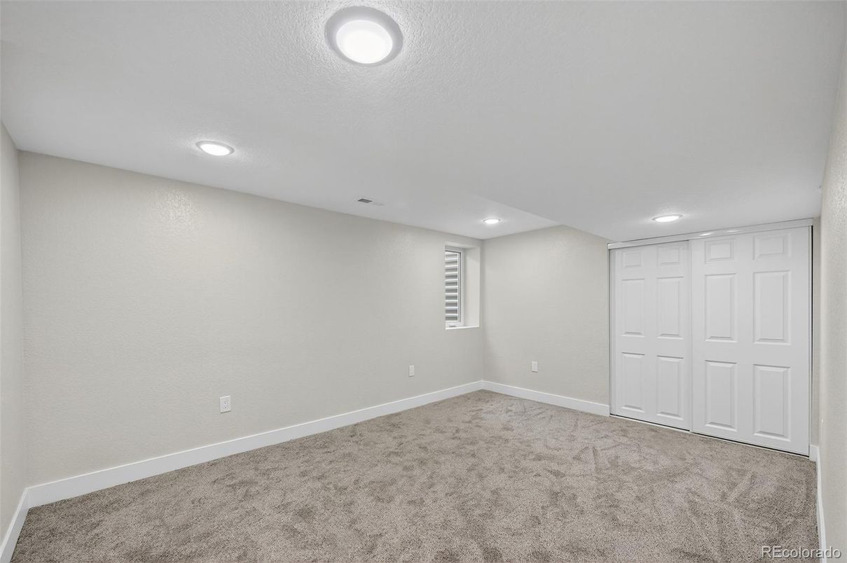Empty room, Interior, Recessed Lighting