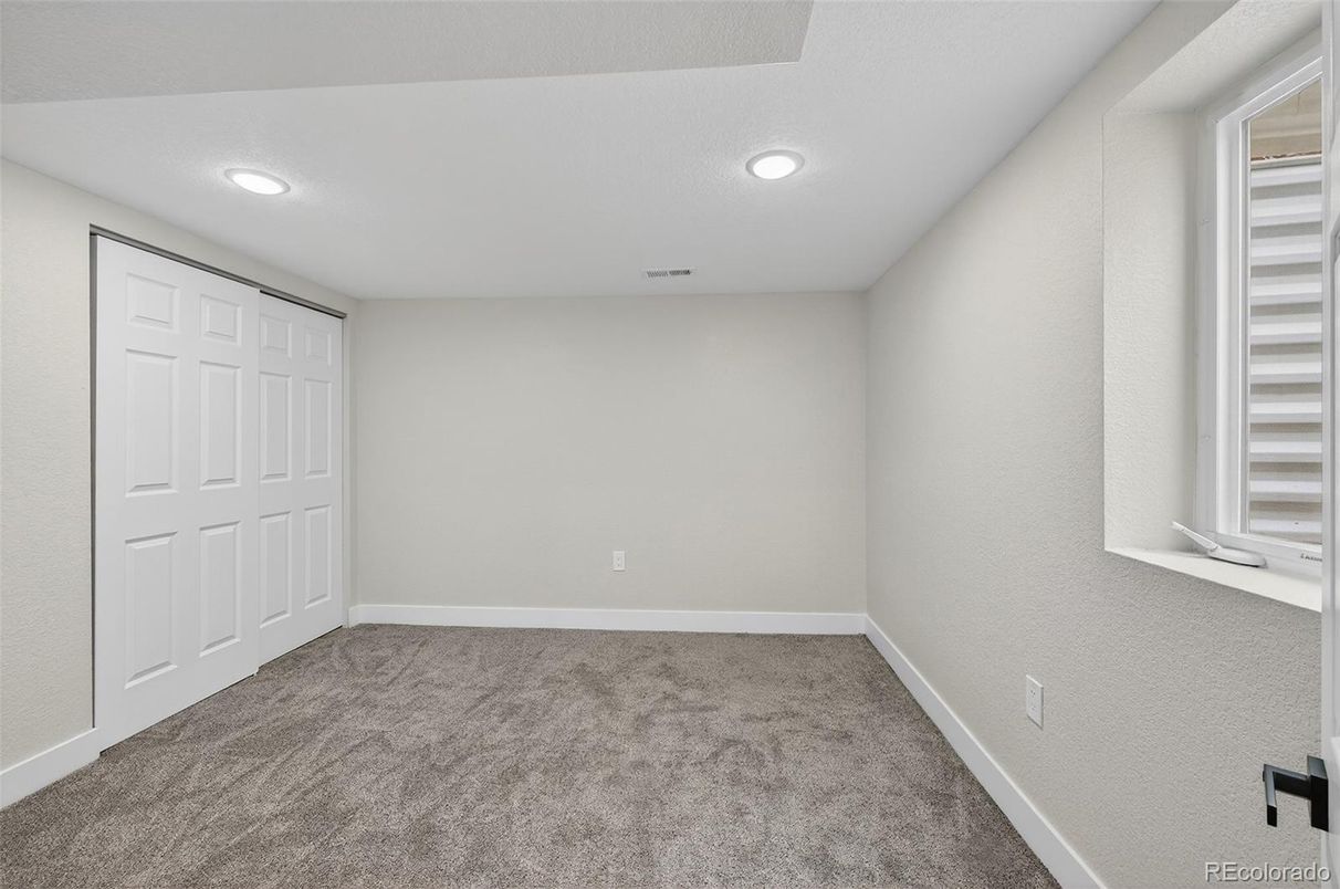 Empty room, Interior, Recessed Lighting