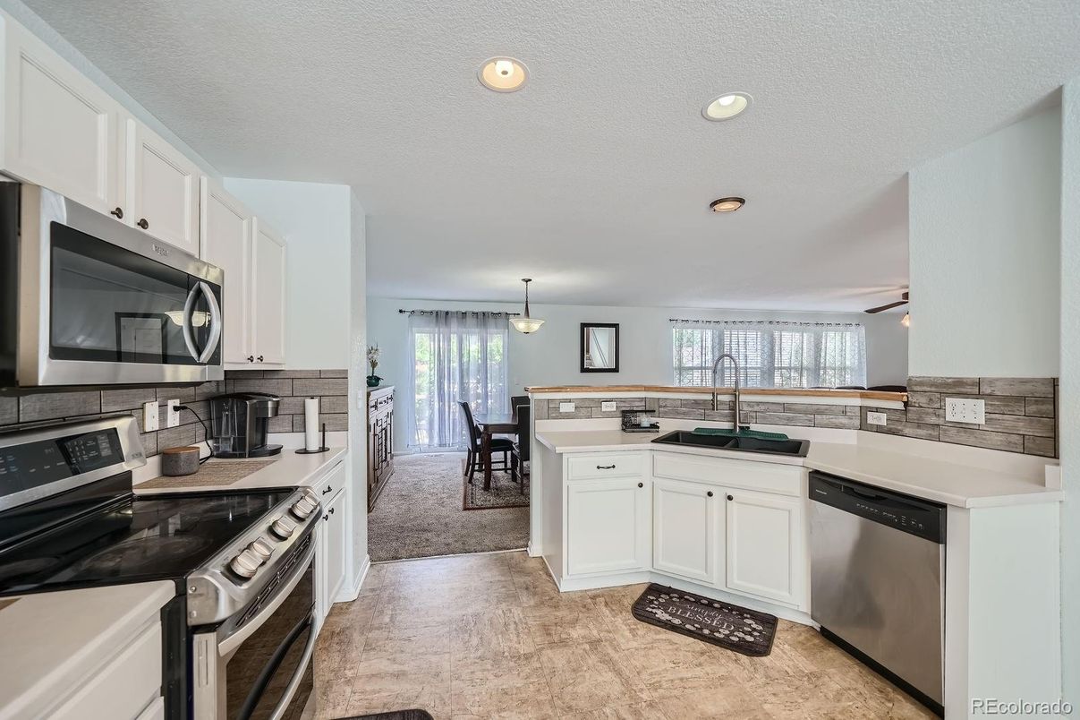 Dining room, Interior, Kitchen, Pendant Lights, Recessed Lighting, Stainless Steel Appliances