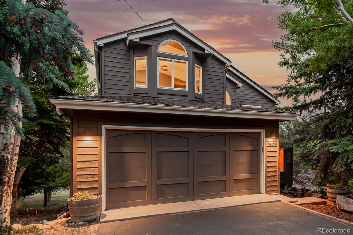 Attached, Exterior, Facade, American Craftsman