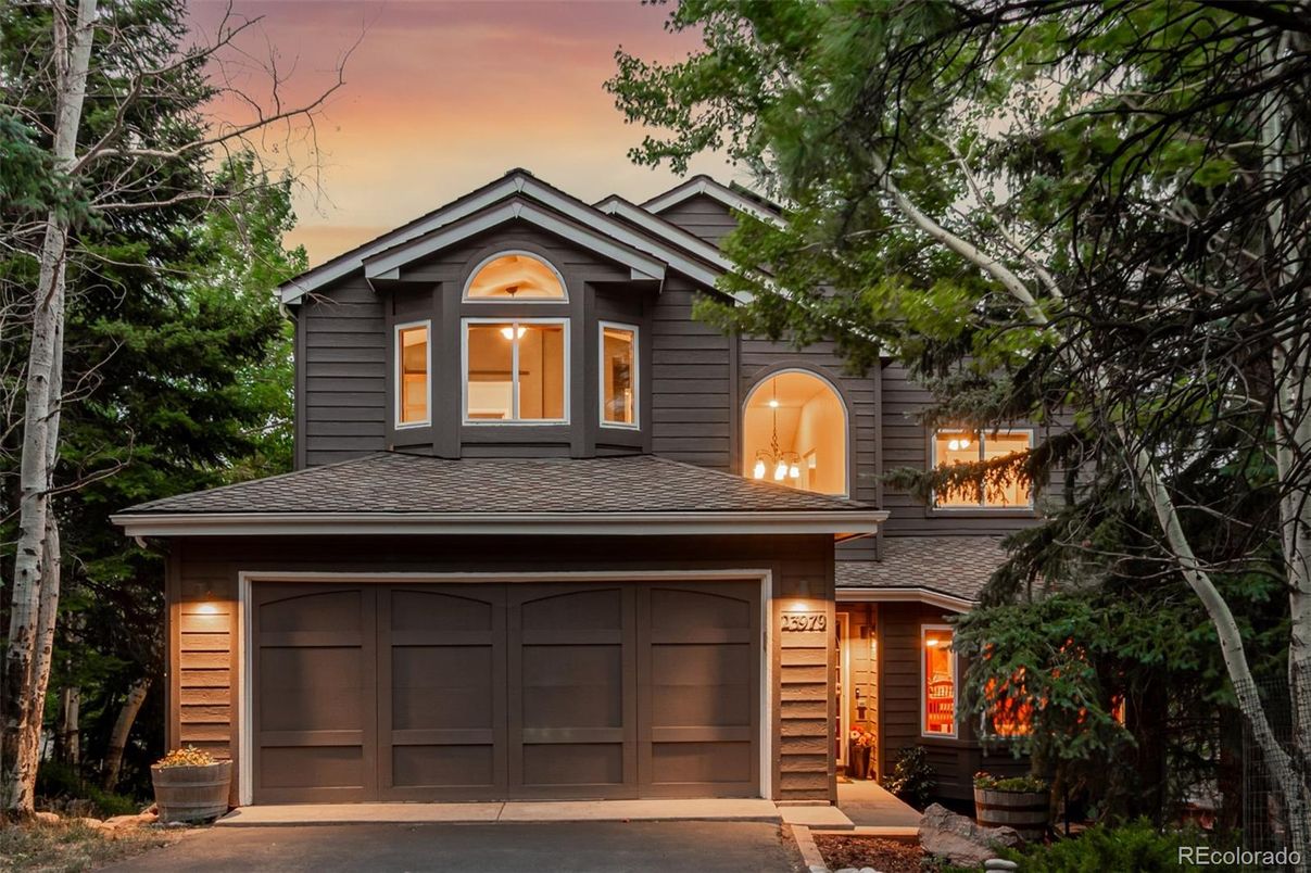 Attached, Exterior, Facade, Queen Anne Victorian