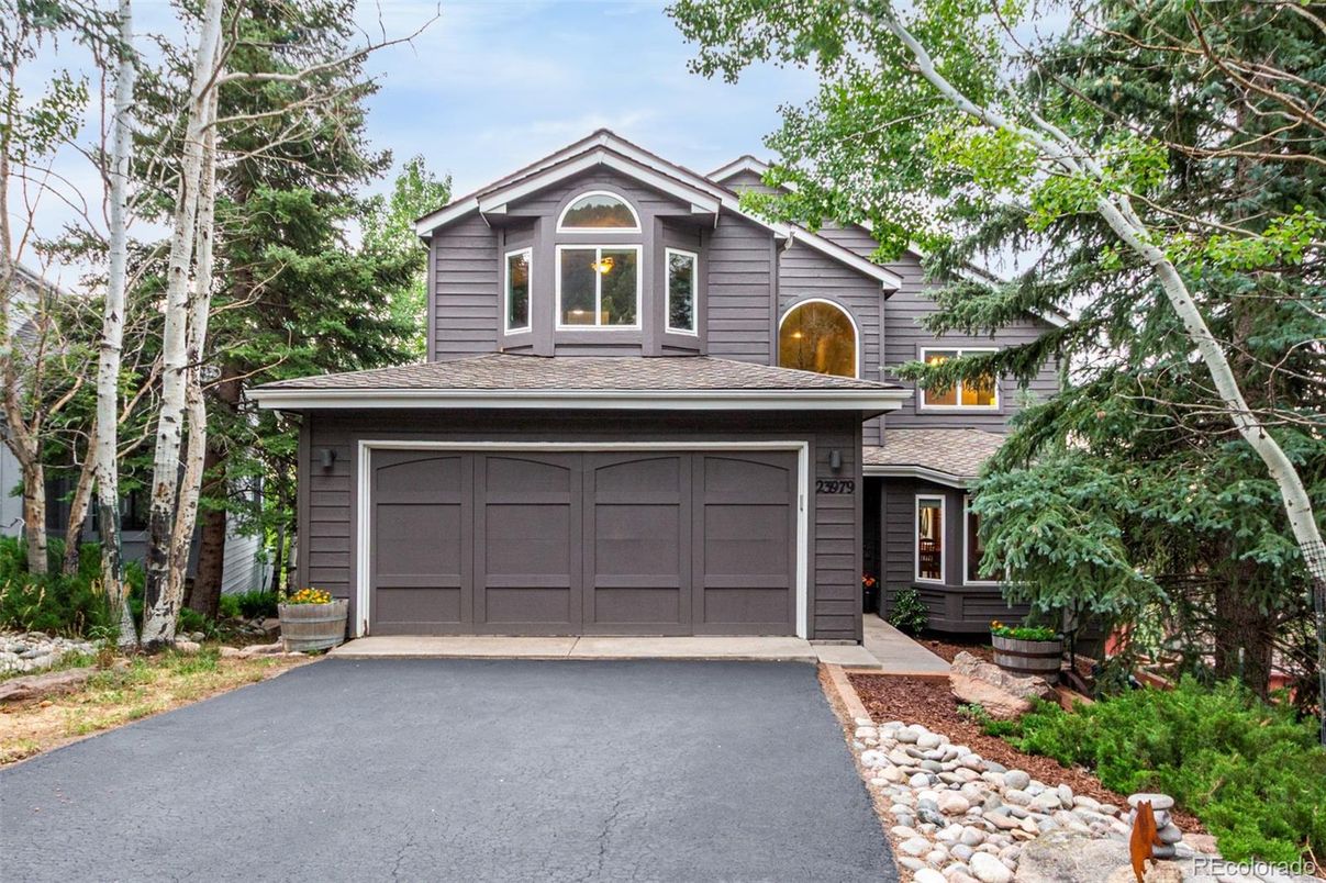 Attached, Exterior, Facade, Queen Anne Victorian