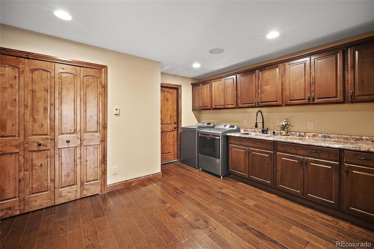 Interior, Recessed Lighting, Washer, Wood Texture Flooring