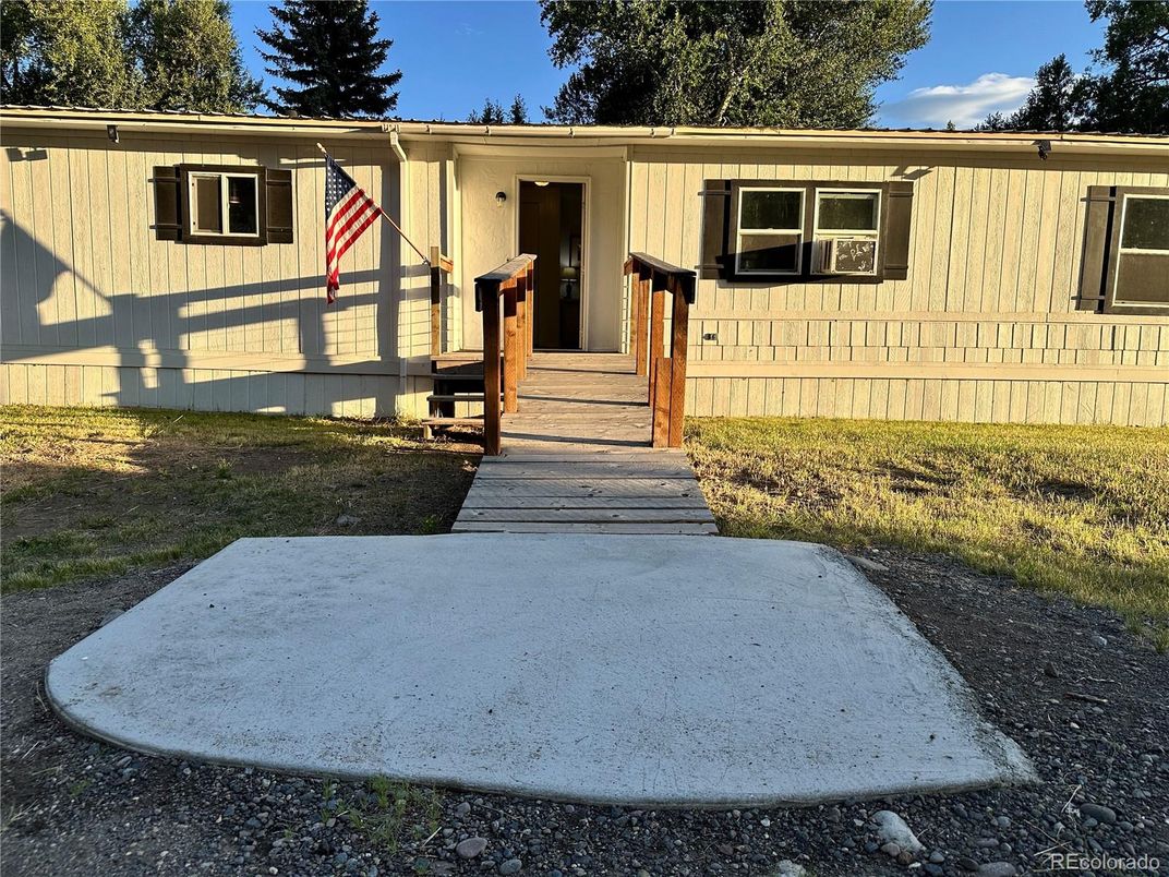 Exterior, Facade, Raised Ranch