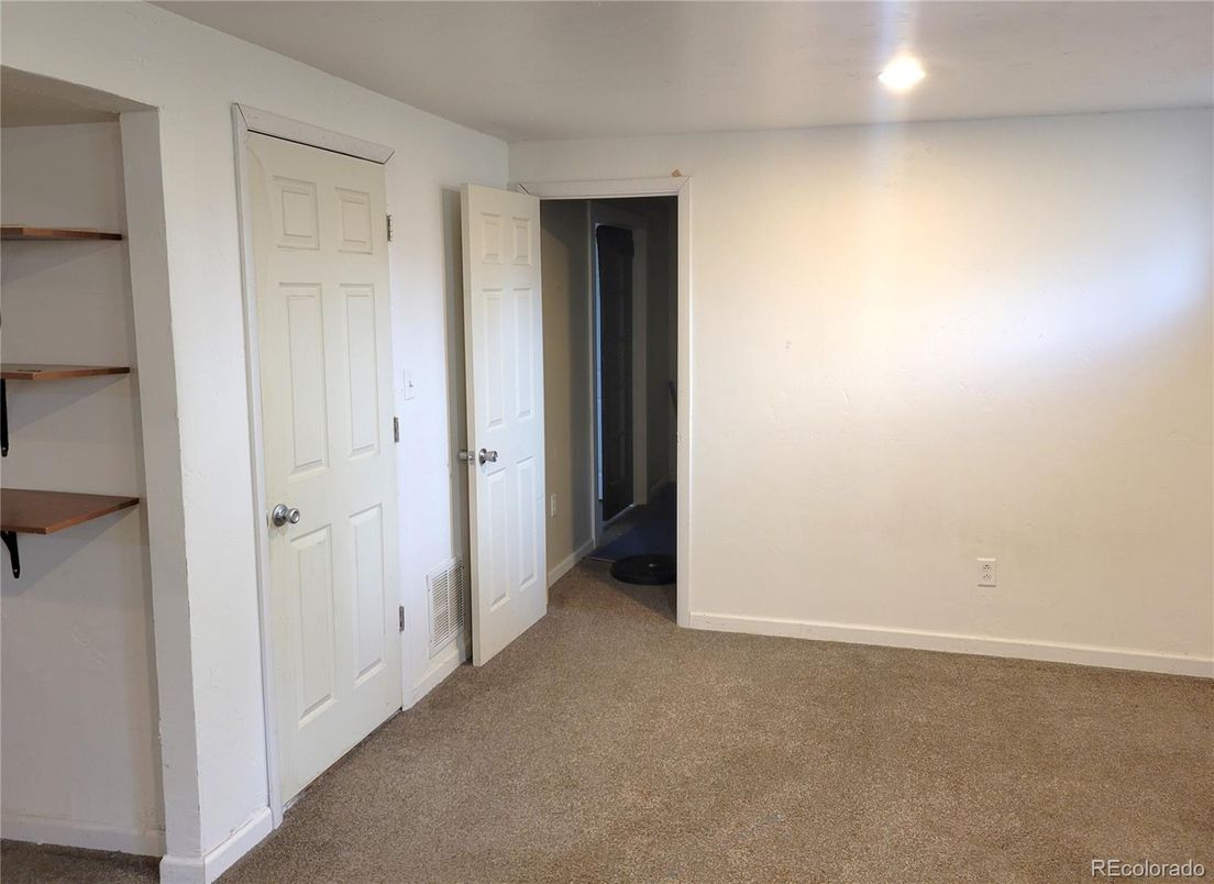 Empty room, Interior, Recessed Lighting
